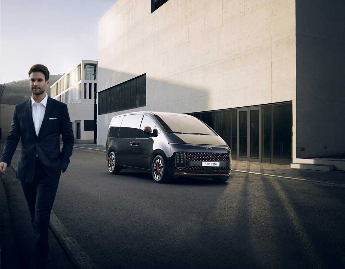 фото STARIA з молодим чоловіком який іде